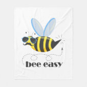 Bienenfigur mit Schnurrbart-Sonnenbrille Bee Easy Fleecedecke (Vorderseite)