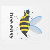 Bienenfigur mit Schnurrbart-Sonnenbrille Bee Easy Fleecedecke (Vorderseite (Horizontal))