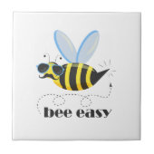 Bienenfigur mit Schnurrbart-Sonnenbrille Bee Easy Fliese (Vorderseite)