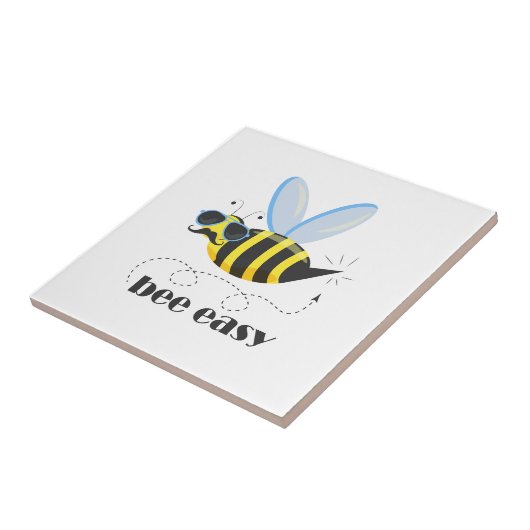 Bienenfigur mit Schnurrbart-Sonnenbrille Bee Easy Fliese (Seite)
