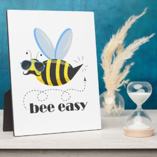 Bienenfigur mit Schnurrbart-Sonnenbrille Bee Easy Fotoplatte