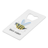 Bienenfigur mit Schnurrbart-Sonnenbrille Bee Easy Geldbeutel Flaschenöffner (Vorderseite Schrägansicht)