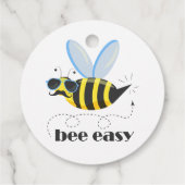 Bienenfigur mit Schnurrbart-Sonnenbrille Bee Easy Geschenkanhänger (Rückseite)