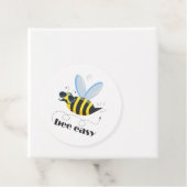 Bienenfigur mit Schnurrbart-Sonnenbrille Bee Easy Geschenkanhänger (Beispiel)