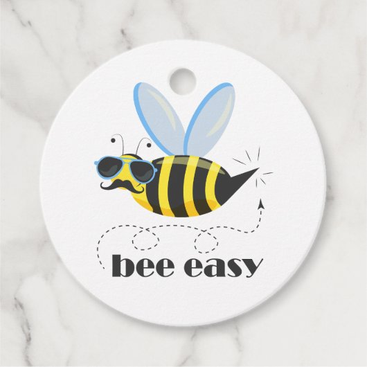 Bienenfigur mit Schnurrbart-Sonnenbrille Bee Easy Geschenkanhänger (Vorderseite)