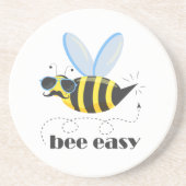 Bienenfigur mit Schnurrbart-Sonnenbrille Bee Easy Getränkeuntersetzer (Vorne)