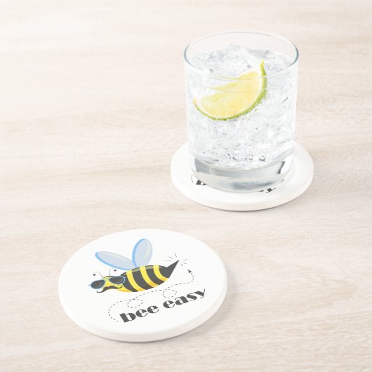Bienenfigur mit Schnurrbart-Sonnenbrille Bee Easy Getränkeuntersetzer (Seite)
