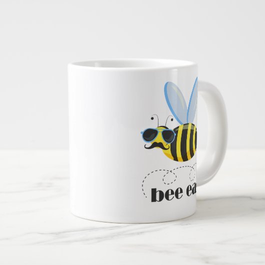 Bienenfigur mit Schnurrbart-Sonnenbrille Bee Easy Jumbo-Tasse (Vorderseite Rechts)
