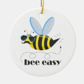 Bienenfigur mit Schnurrbart-Sonnenbrille Bee Easy Keramik Ornament (Vorne)