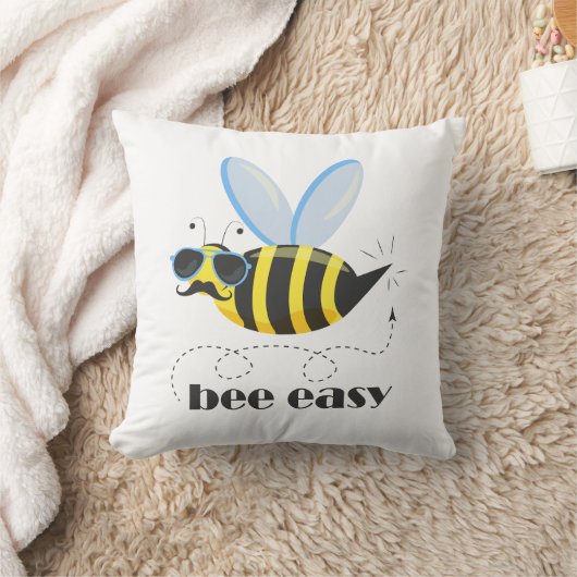 Bienenfigur mit Schnurrbart-Sonnenbrille Bee Easy Kissen (Decke)