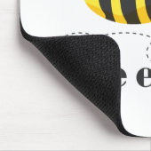 Bienenfigur mit Schnurrbart-Sonnenbrille Bee Easy Mousepad (Ecke)