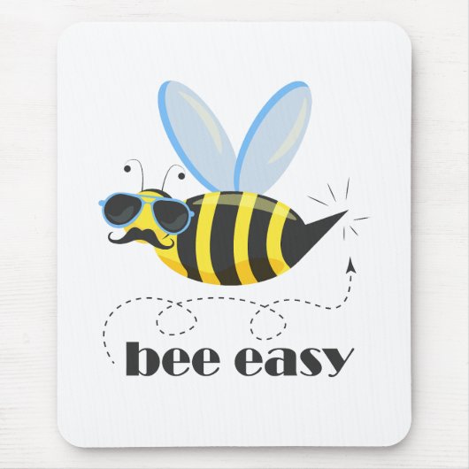 Bienenfigur mit Schnurrbart-Sonnenbrille Bee Easy Mousepad (Vorne)