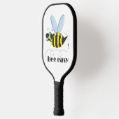 Bienenfigur mit Schnurrbart-Sonnenbrille Bee Easy Pickleball Schläger (Links)