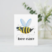 Bienenfigur mit Schnurrbart-Sonnenbrille Bee Easy Postkarte (Stehend Vorderseite)
