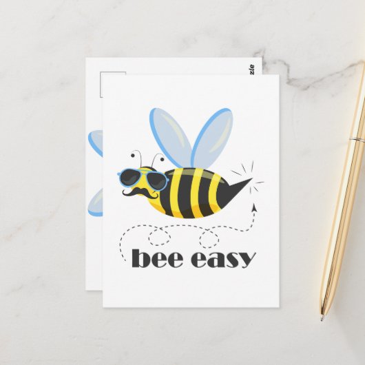 Bienenfigur mit Schnurrbart-Sonnenbrille Bee Easy Postkarte (Vorderseite/Rückseite Beispiel)