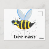 Bienenfigur mit Schnurrbart-Sonnenbrille Bee Easy Postkarte (Rückseite)