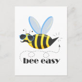 Bienenfigur mit Schnurrbart-Sonnenbrille Bee Easy Postkarte (Vorderseite)