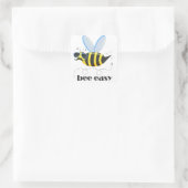 Bienenfigur mit Schnurrbart-Sonnenbrille Bee Easy Quadratischer Aufkleber (Tasche)