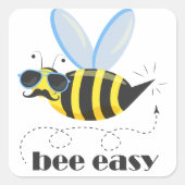 Bienenfigur mit Schnurrbart-Sonnenbrille Bee Easy Quadratischer Aufkleber (Vorderseite)