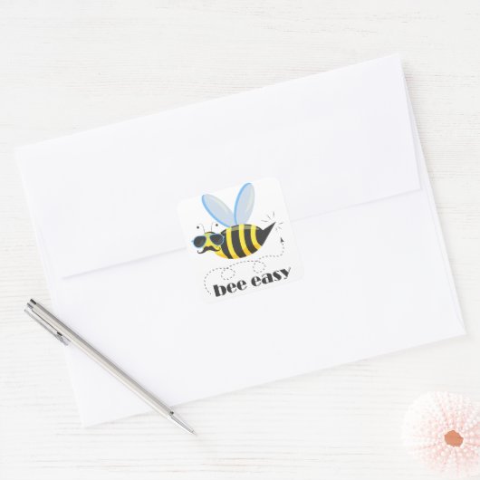 Bienenfigur mit Schnurrbart-Sonnenbrille Bee Easy Quadratischer Aufkleber (Umschlag)