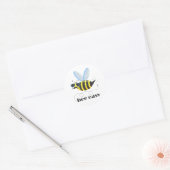Bienenfigur mit Schnurrbart-Sonnenbrille Bee Easy Runder Aufkleber (Umschlag)