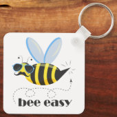 Bienenfigur mit Schnurrbart-Sonnenbrille Bee Easy Schlüsselanhänger (Rückseite)