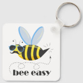 Bienenfigur mit Schnurrbart-Sonnenbrille Bee Easy Schlüsselanhänger (Rückseite)