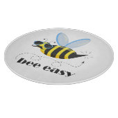 Bienenfigur mit Schnurrbart-Sonnenbrille Bee Easy Schneidebrett (Ecke)