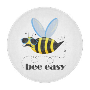 Bienenfigur mit Schnurrbart-Sonnenbrille Bee Easy Schneidebrett
