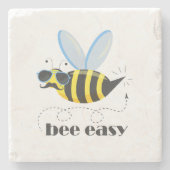 Bienenfigur mit Schnurrbart-Sonnenbrille Bee Easy Steinuntersetzer (Vorderseite)