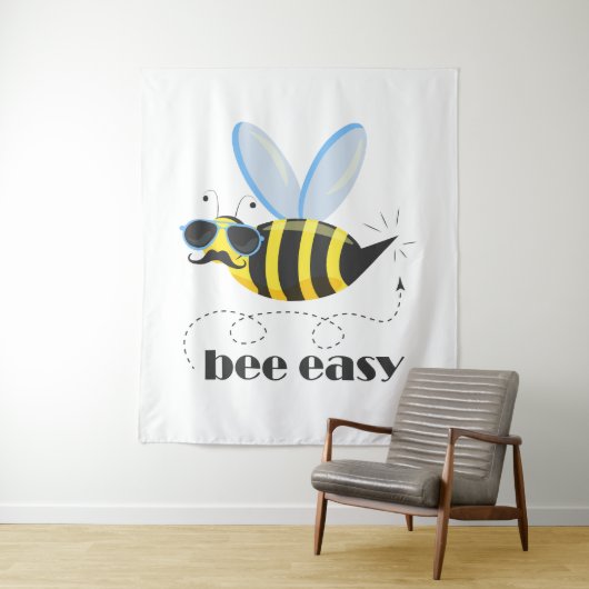 Bienenfigur mit Schnurrbart-Sonnenbrille Bee Easy Wandteppich (Beispiel)