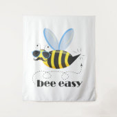 Bienenfigur mit Schnurrbart-Sonnenbrille Bee Easy Wandteppich (Vorderseite)