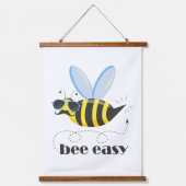 Bienenfigur mit Schnurrbart-Sonnenbrille Bee Easy Wandteppich Mit Holzrahmen (Vorderseite)