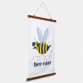 Bienenfigur mit Schnurrbart-Sonnenbrille Bee Easy Wandteppich Mit Holzrahmen (Gewinkelt)