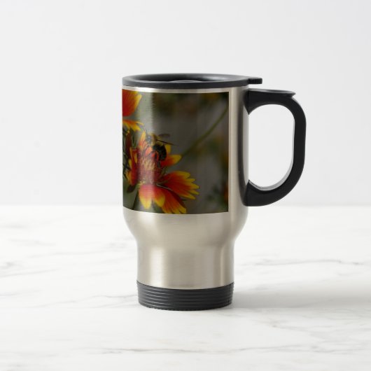 Bienenfutter auf einer Blume Reisebecher (Rechts)