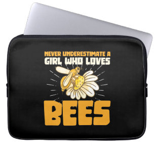 Bienenkopfgeschenk Ein Mädchen, das Bienen Liebe Laptopschutzhülle