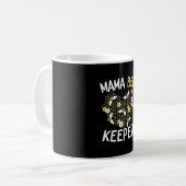 Bienenkopfgeschenk | Mama Bee Keeper Kaffeetasse (Vorderseite Links)