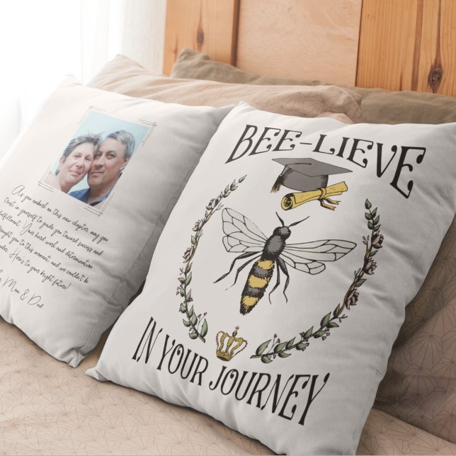 Bienenleben in Ihrem Abschluss für Bienen Keepake Kissen (Front of pillow features "Bee-lieve in Your Journey" Typography, Queen Bee,Graduation Cap & Scroll)