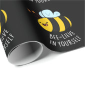 Bienenleben in Ihrer selbst Funny Bee Pun Dark BG Geschenkpapier (Rolleneckpunkt)