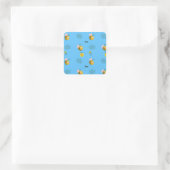 Bienenmuster auf blau quadratischer aufkleber (Tasche)