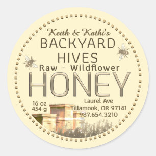 Bienenstöcke und kleine Bienen auf Elfenbein Runder Aufkleber