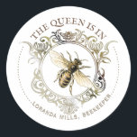 Bienenzüchter Verzierte Rahmen Emblem Buchzeichen Runder Aufkleber<br><div class="desc">Schöner,  verzierter Rahmen in metallischem Gold/Taupe-Gefälle. Es ist ein wunderbarer Aufkleber für fleißige,  hart arbeitende Frauen oder Imker. Sieht schön aus wie ein Buchzeichen,  oder auf einem Ordner,  Laptop oder Zwischenablage.</div>