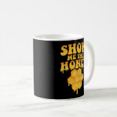 Bienenzüchter zeigen mir die Honigwabe Kaffeetasse (VorderseiteRechts)