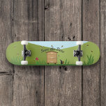 Bienenzuchtszene - Bienenskateboard Gerettet Skateboard<br><div class="desc">Rett das Bienen-Skateboard: eine Bienenzucht-Szene,  die aus einer Landschaft mit Bienenstock,  Bienen und Bienenraucher im Cartoon-Stil besteht. Ein nettes Geschenk für einen Imker oder einen Liebhaber von Blume und Bienen!</div>