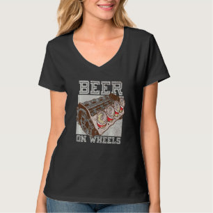 Bier auf Rädern Bierbarrel trinken T-Shirt