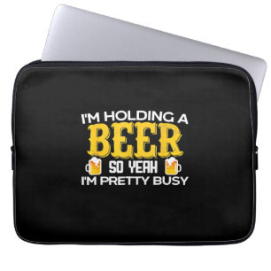 Bier Drinker Ich halte ein Bier zum Geburtstag. Laptopschutzhülle