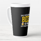 Bier Drinker Ich halte ein Bier zum Geburtstag. Milchtasse (Linke Ecke)