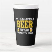 Bier Drinker Ich halte ein Bier zum Geburtstag. Milchtasse (Vorderseite)