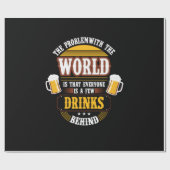 Bier Drinker Jeder ist ein paar Drinks hinter der  Geschenkpapier (Flach)