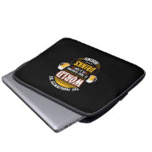 Bier Drinker Jeder ist ein paar Drinks hinter der Laptopschutzhülle (Vorne Knopf)
